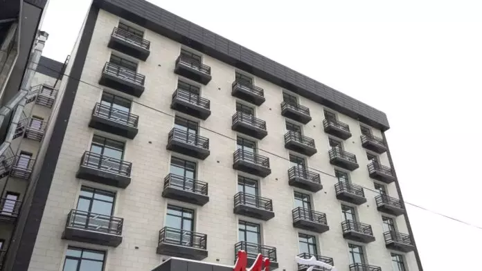 В Шымкенте бизнесмен построил многоэтажный отель вместо жилого дома