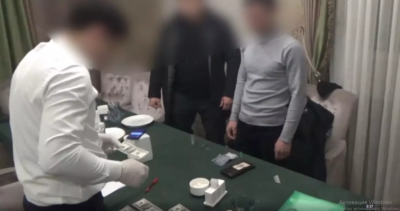 5,5 лет тюрьмы получил житель Шымкента за попытку расплатиться фальшивыми долларами в кафе