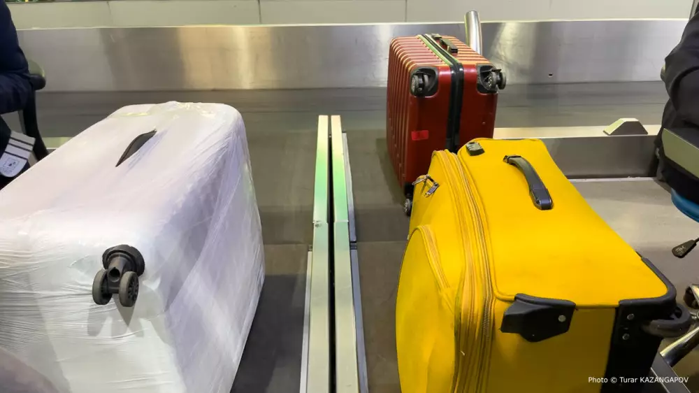 Пассажиры долго ждут багаж: в аэропорту Алматы нашли решение