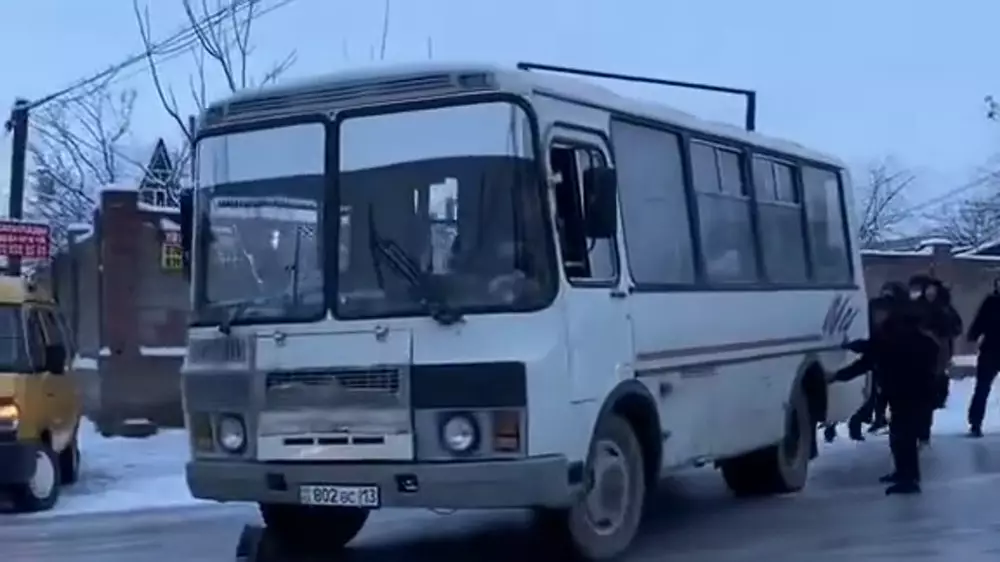 "Как ездить по таким дорогам?" Неуправляемый автобус сняли на видео очевидцы в Сарыагаше