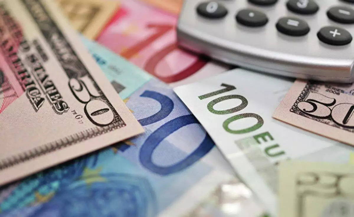 Курс валют на 21 февраля 2024 года: доллар, рубль и евро