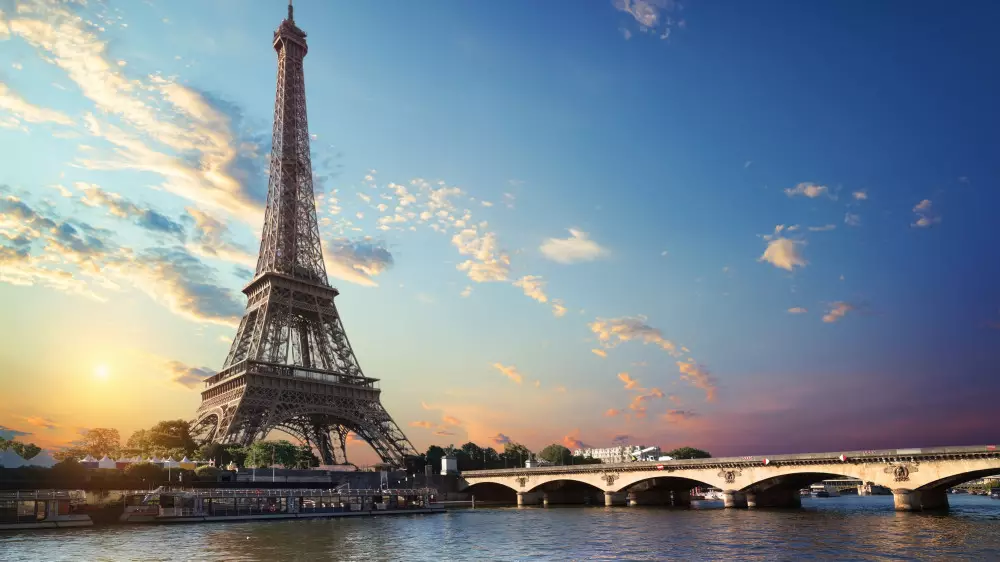 Эйфелеву башню в Париже закрыли для посетителей
