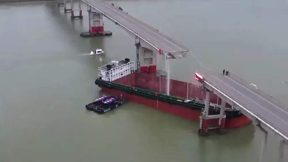 Грузовой корабль снес часть моста в Китае