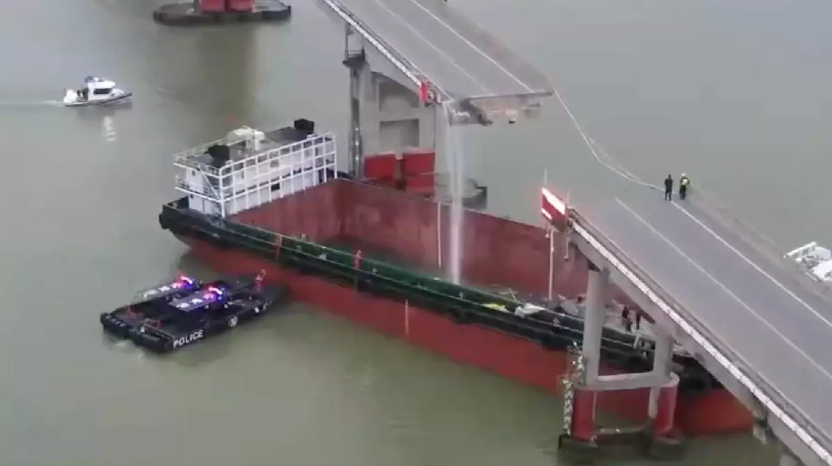 В Китае судно врезалось в мост, разрушив его часть