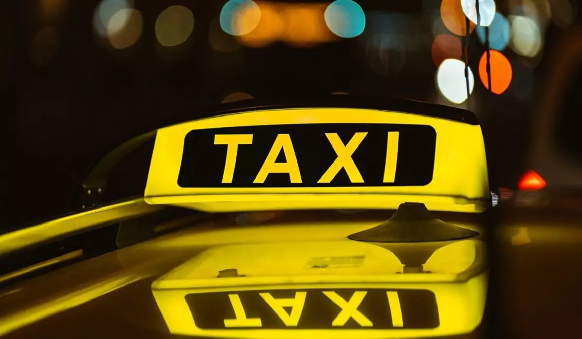 «Что за люди»: алматинский таксист оказался в шоке от того, что пассажирка оставила в салоне