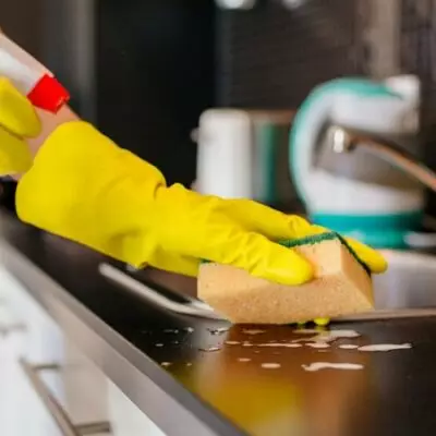 Полезные советы: как очистить кухню от липкого жира