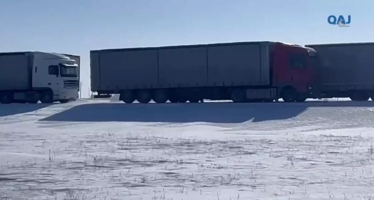 На границах Казахстана скопились машины из-за непогоды
