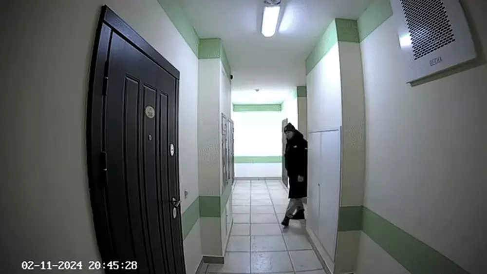 Астанада тұрғын үй кешеніне есірткі жасырып жүргендер видеоға түсіп қалды