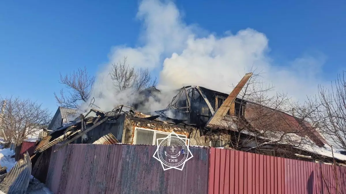 Мужчина попал в больницу после пожара в пригороде Алматы