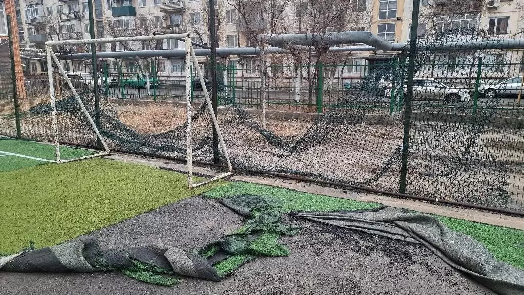 В Атырау разваливаются недостроенные школьные спортплощадки