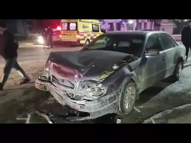 ДТП в Шымкенте: от сильного удара перевернулась одна из машин