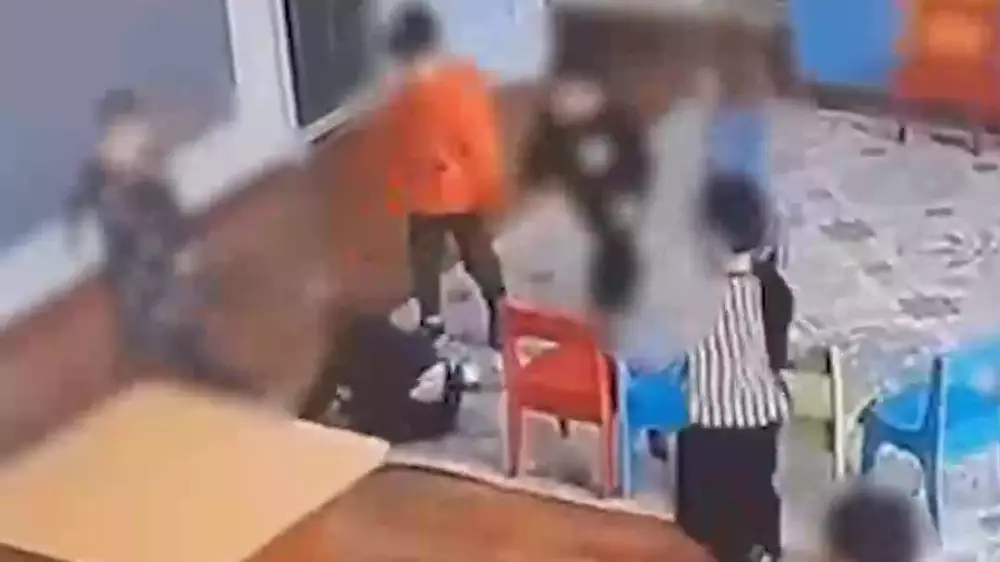Алматыдағы балабақшада бала аяусыз соққыға жығылған: полиция іс қозғады