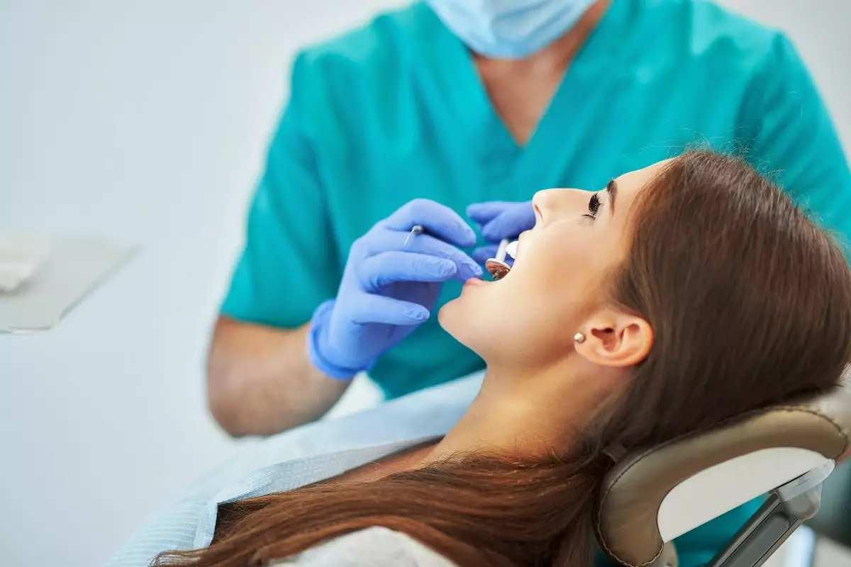 Женщина выиграла суд против решившего вылечить все зубы за один раз стоматолога