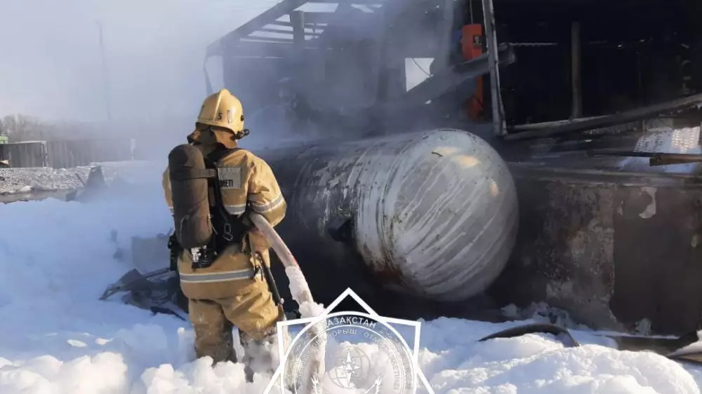 Взрыв цистерны с газом предотвратили пожарные в Караганде: видео
