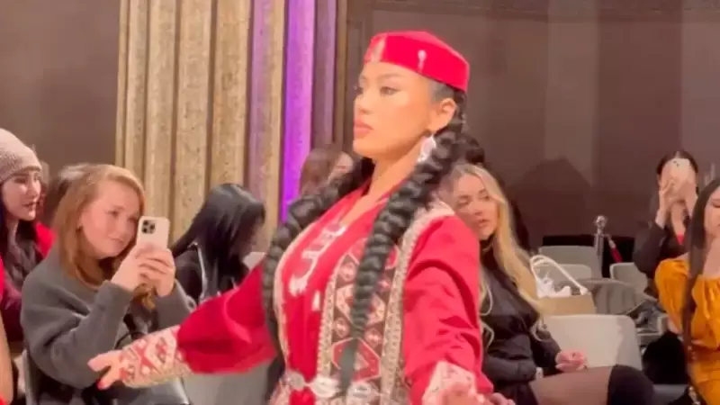 Казашка прошлась по подиуму модного показа в Нью-Йорке под гимн Казахстана