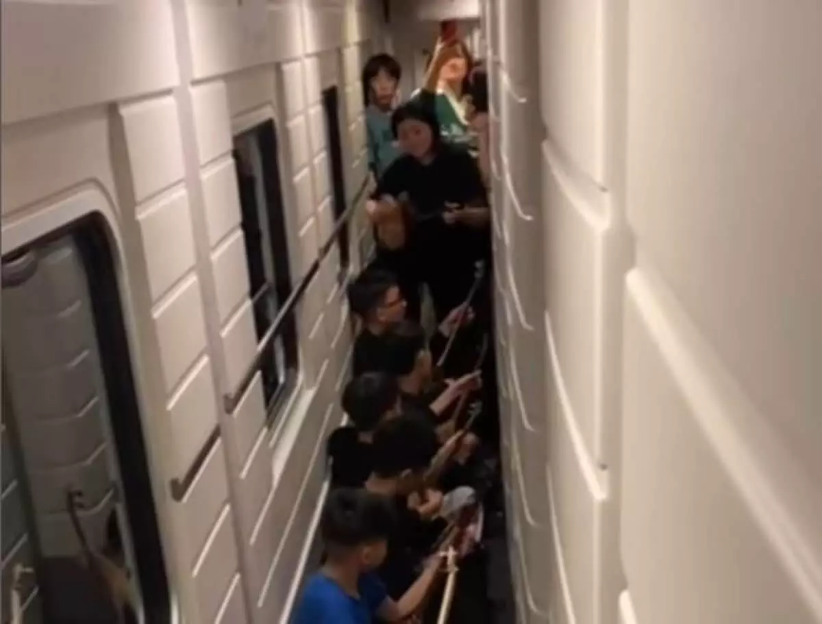 Выступление в поезде устроили алматинские домбристы (ВИДЕО)