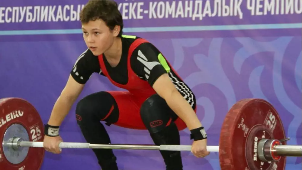 13-летняя казахстанка из аула победила на взрослом чемпионате по тяжелой атлетике