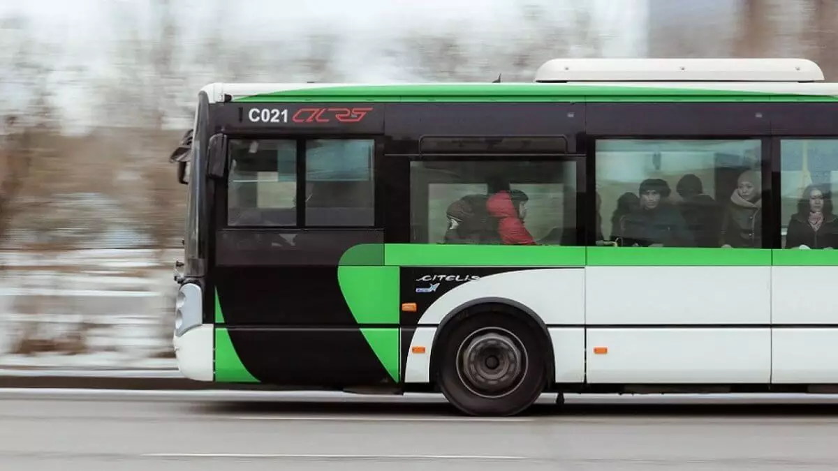 Астанада әйел есігін жаппай жүріп бара жатқан автобустан құлап кетті (ВИДЕО)