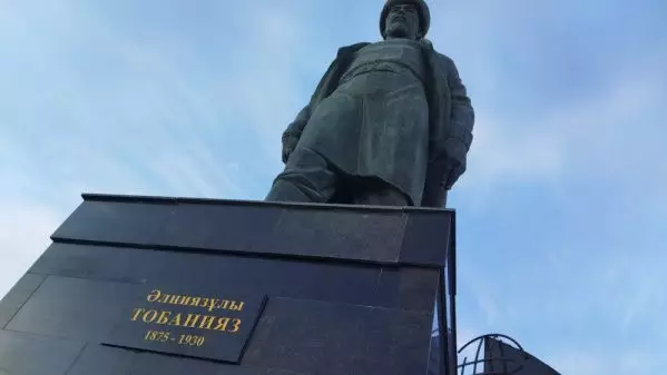 В Актау разрушается постамент памятника за 65 миллионов тенге