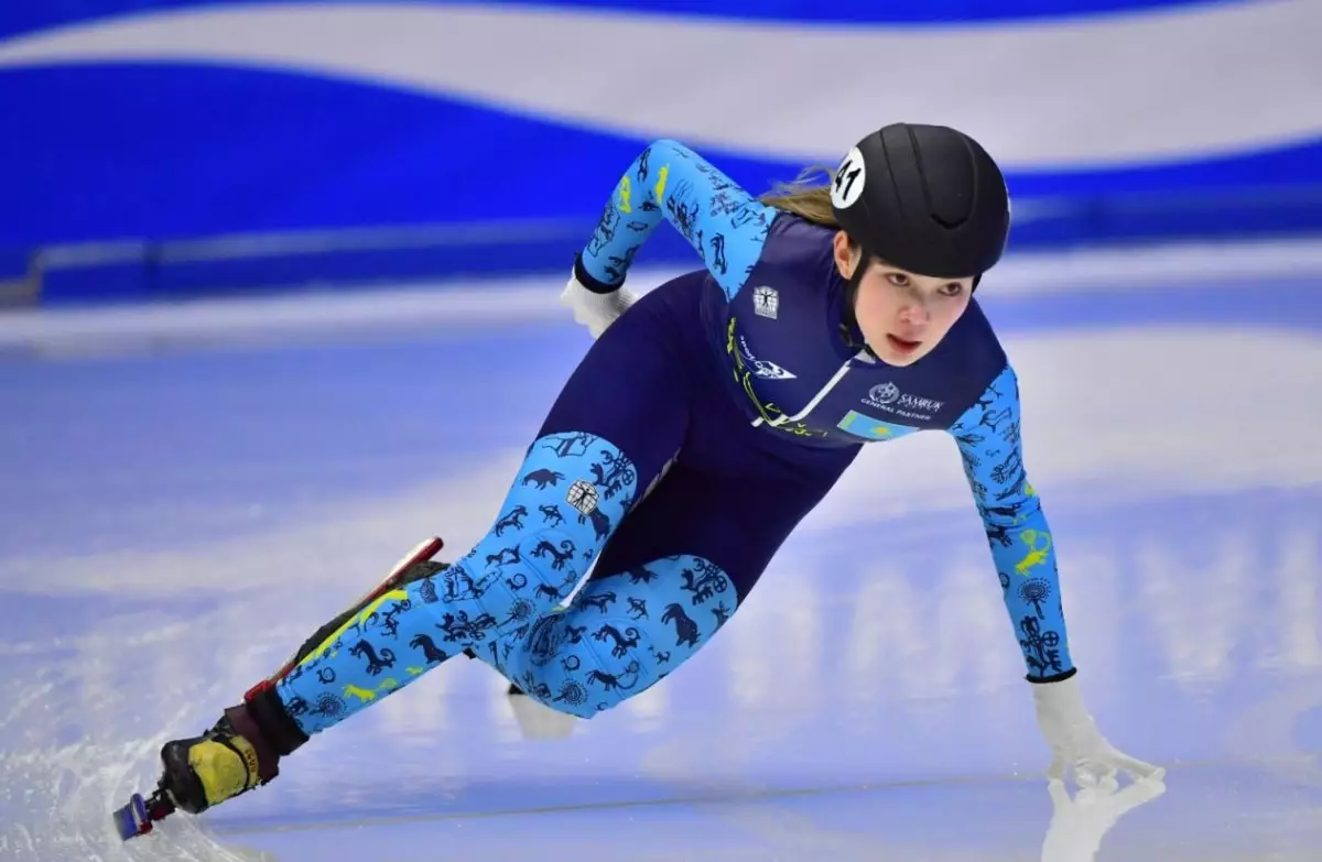 «Серебро» выиграла казахстанка на чемпионате мира по шорт-треку среди юниоров