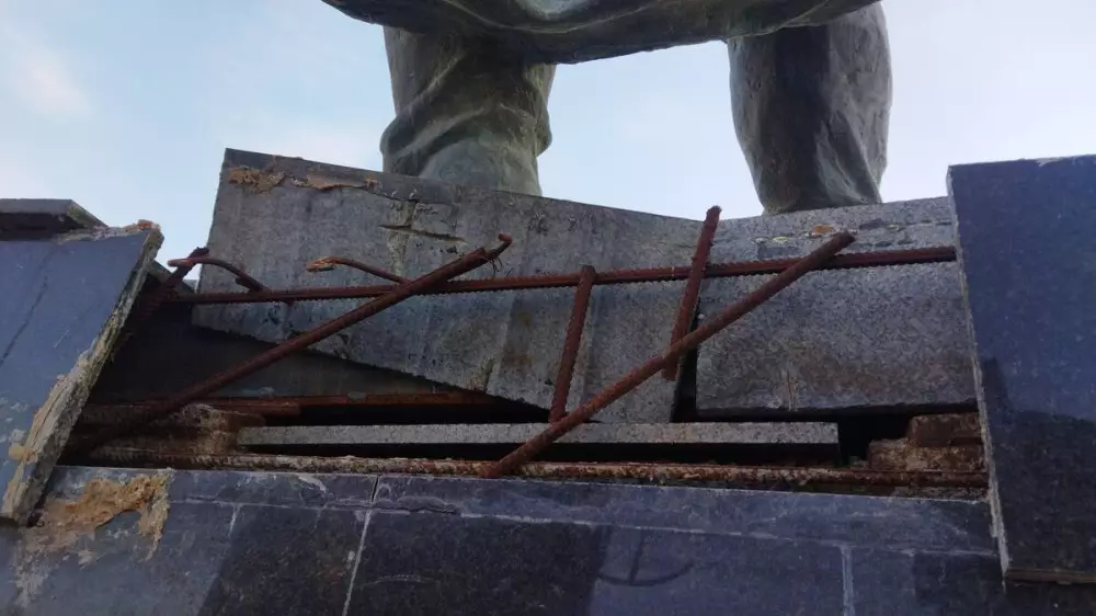 Памятник за 65 миллионов тенге разваливается в Актау