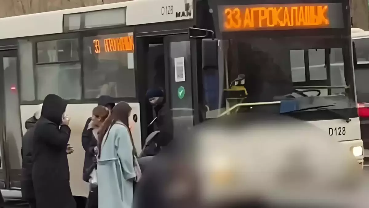 Астанада әйел автобус жүріп келе жатқанда құлап кетті