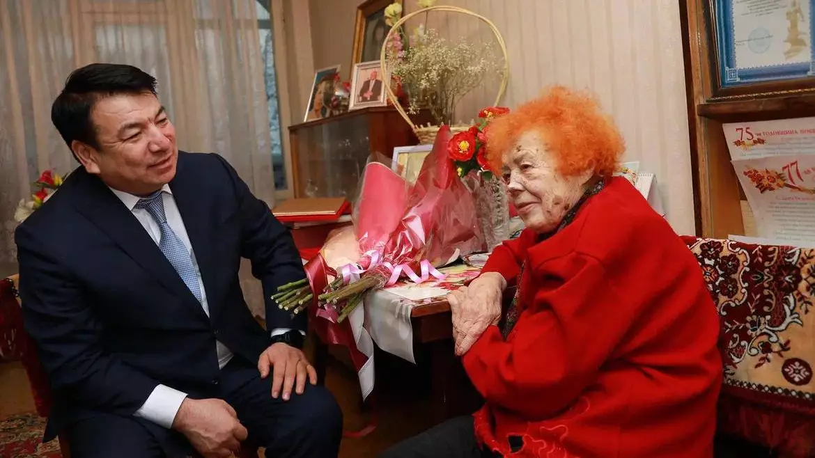 Министр просвещения поздравил столетнюю учительницу из Шымкента