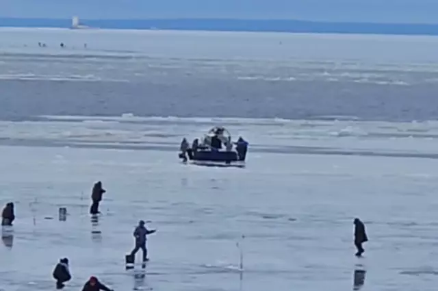35 рыбаков унесло на отколовшейся льдине