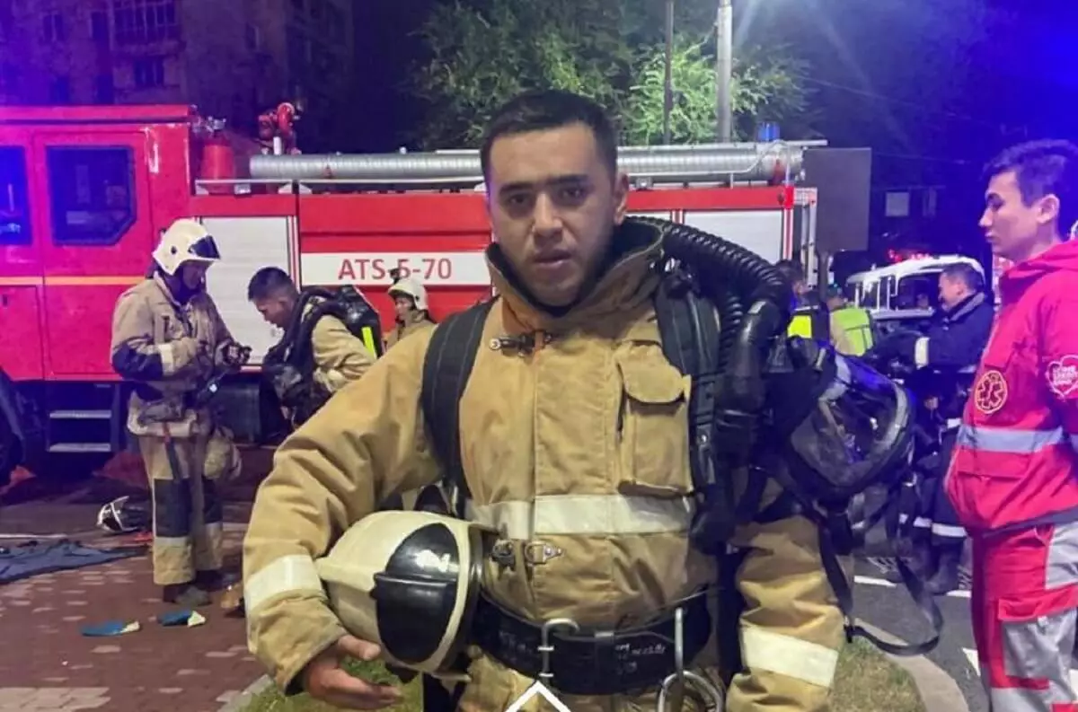 Спасатели показали как вынесли иностранца из горящего склада в