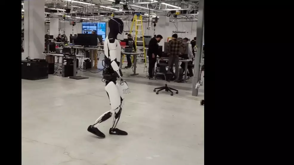 Илон Маск опубликовал видео с роботом Optimus, прогуливающимся по лаборатории