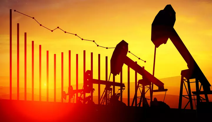 Нефтяные котировки снижаются из-за опасений о сокращении спроса на сырьё