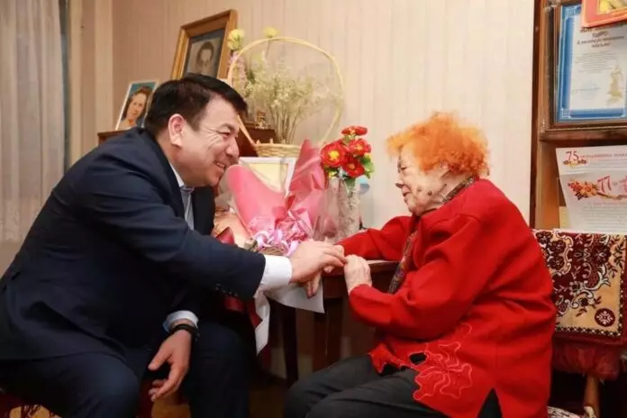 Со 100-летним юбилеем поздравил министр просвещения педагога из Шымкента