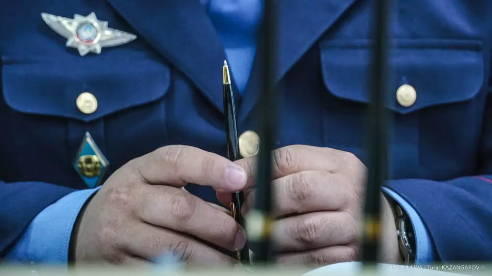 "Ударил" беременную? Высокопоставленного полицейского уволили в Павлодаре