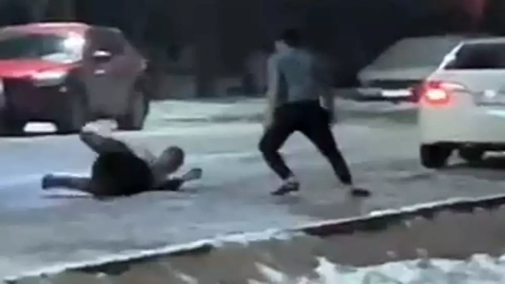 Драку парней с применением арматуры  сняли на видео в центре Алматы