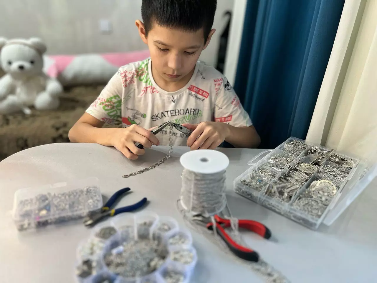 Девятилетний школьник из Семея прославился на изготовлении национальных украшений