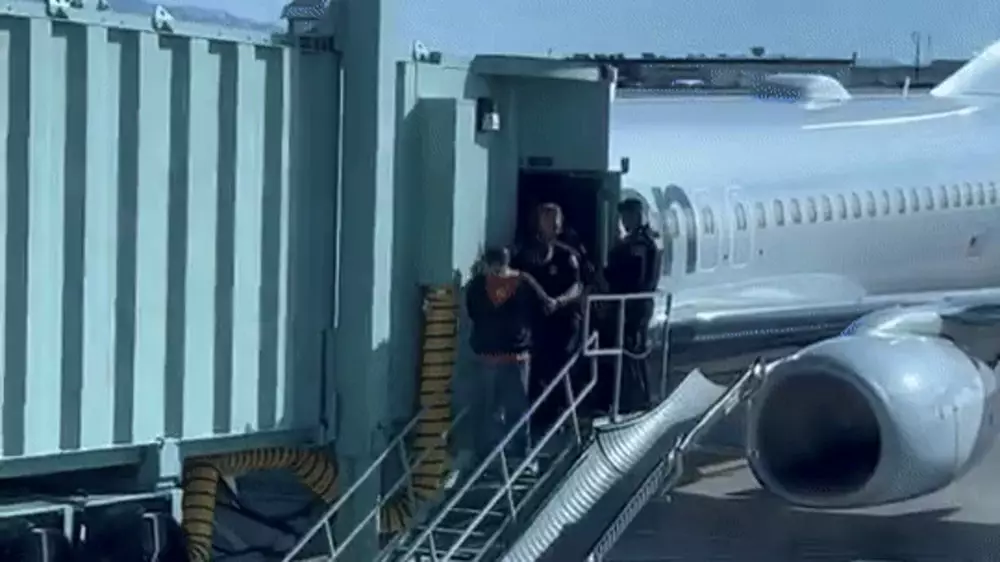 "Один из самых страшных дней": мужчина попытался открыть дверь самолета