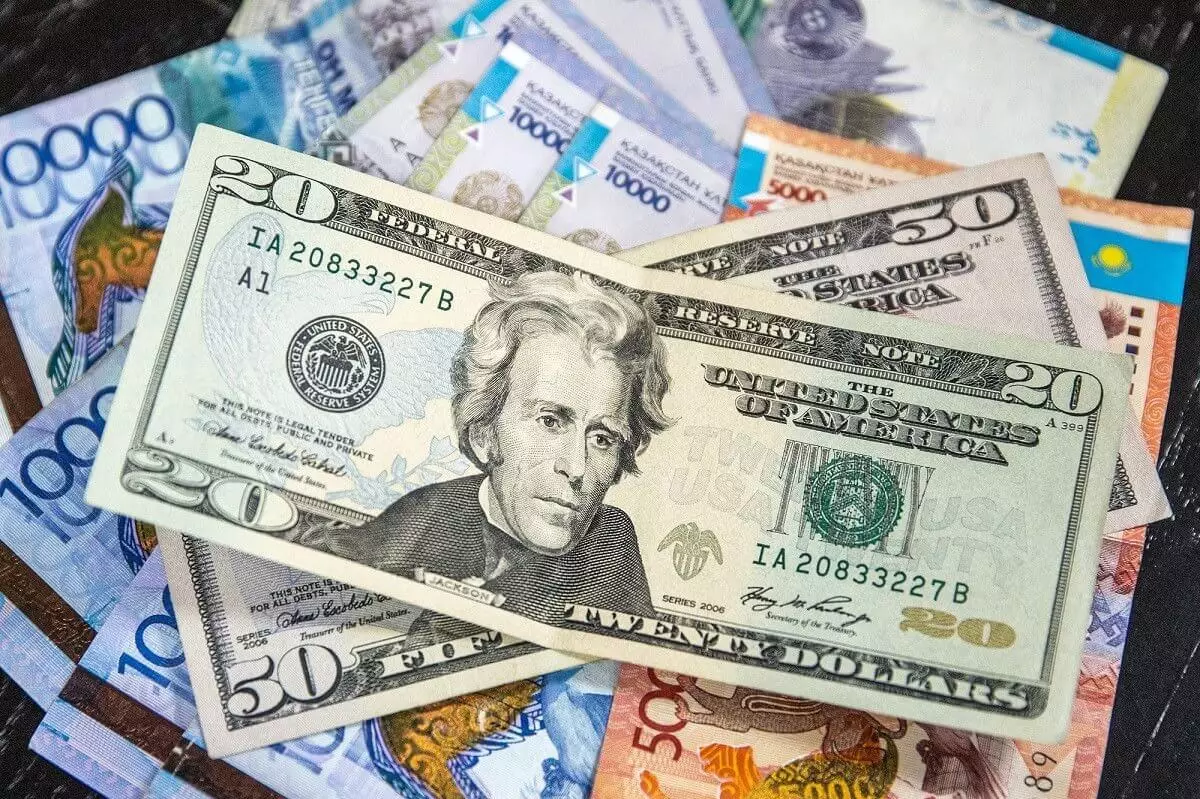 Какую иностранную валюту предпочитают покупать казахстанцы