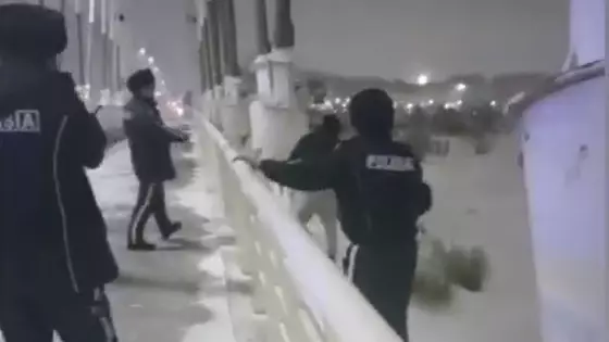 Полицейские спасли юношу от прыжка с моста в Астане
