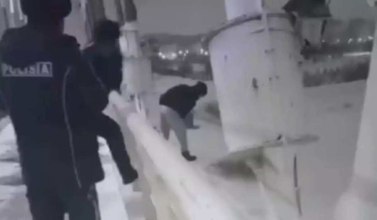 Подросток пытался ночью прыгнуть с моста в замерзшую реку в Астане. Видео