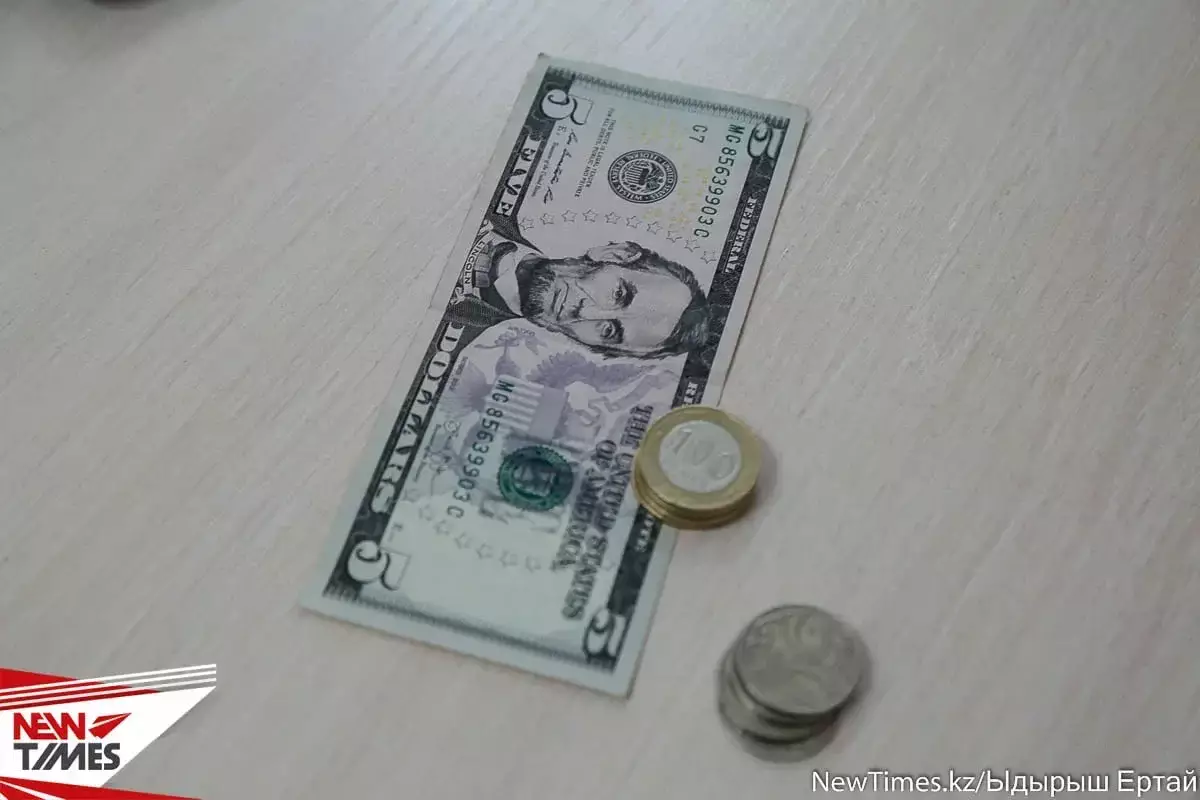 Доллар продолжает понемногу дешеветь на казахстанской бирже