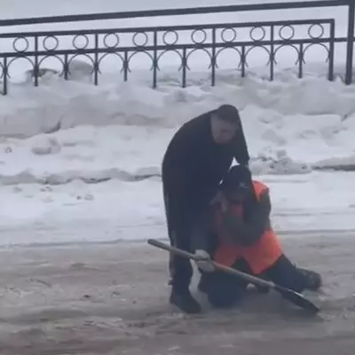 Водитель напал на уборщика снега в Астане