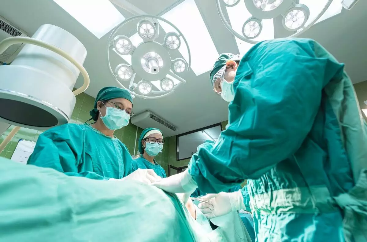 Шымкентские врачи провели сложнейшую операцию 63-летней пациентке