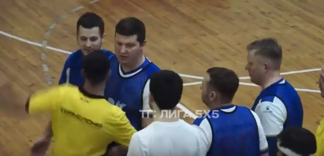 Арбитр ударил игрока в лицо во время мини-футбольного матча в Екатеринбурге
