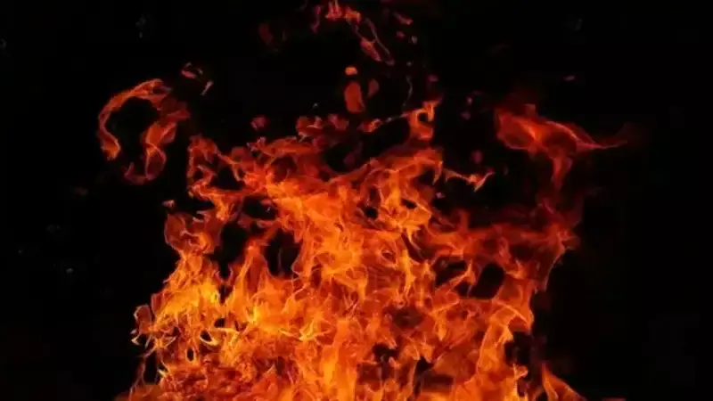 В Астане в районе Байконыр загорелся одноэтажный бокс