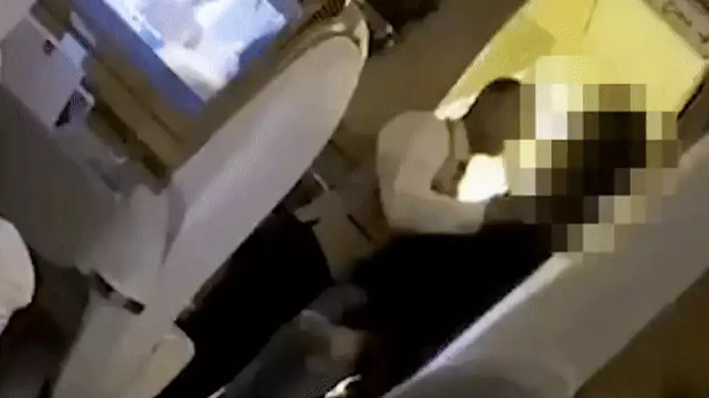 Пьяный пассажир бизнес-класса подрался с бортпроводником: видео