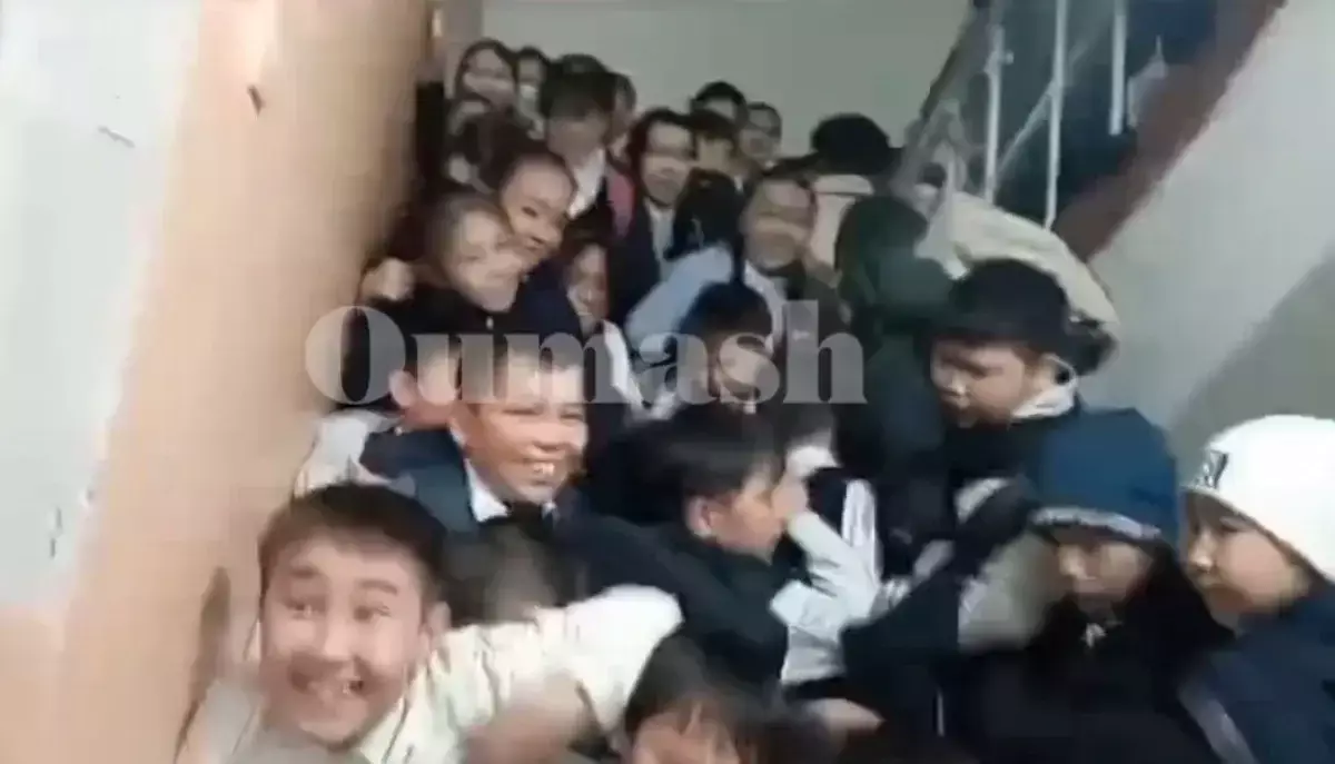 Директора школы уволили после давки учащихся в раздевалке в Алматы