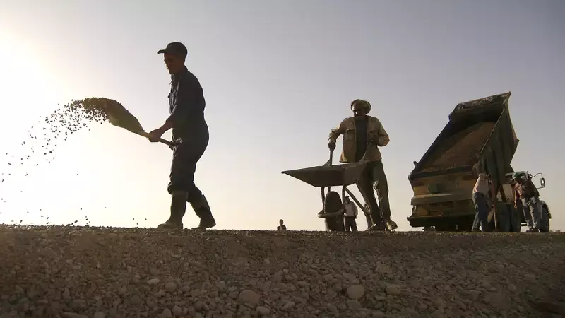 Надоели ямы – взяли лопаты: жители Туркестанской области принялись за ремонт дороги