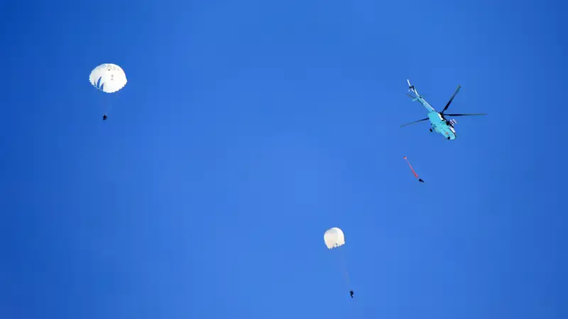 В небе под куполом: женщины-десантницы запустили челлендж