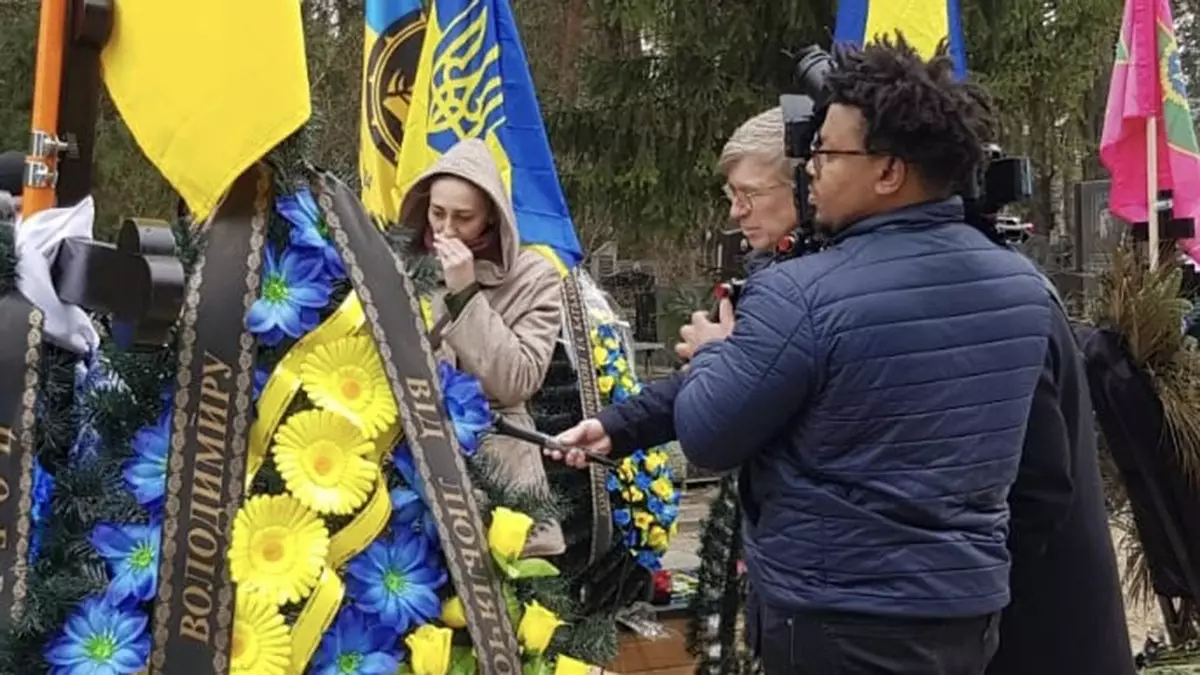 Записная книжка репортера: В Киеве мрачные времена: война отмечает вторую годовщину
