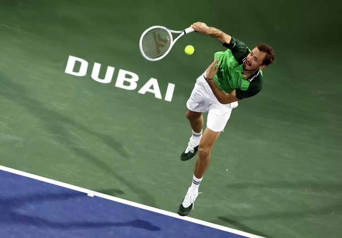 Медведев вышел в четвертьфинал турнира в Дубае